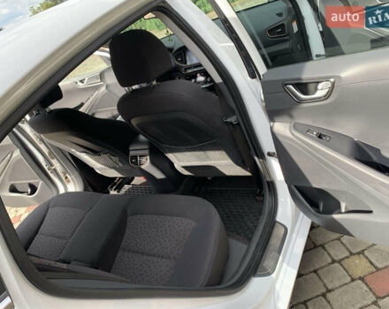 Белый Хендай Ioniq Electric, объемом двигателя 0 л и пробегом 60 тыс. км за 18000 $, фото 12 на Automoto.ua