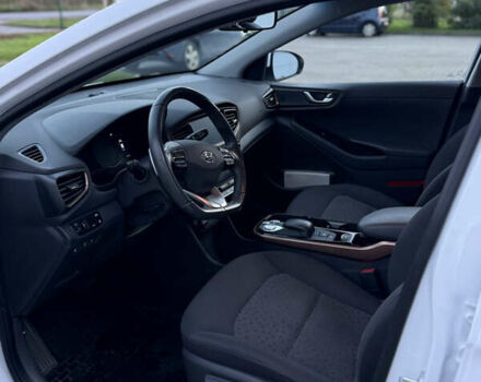 Белый Хендай Ioniq Electric, объемом двигателя 0 л и пробегом 108 тыс. км за 11900 $, фото 12 на Automoto.ua
