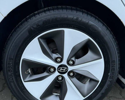 Белый Хендай Ioniq Electric, объемом двигателя 0 л и пробегом 108 тыс. км за 11900 $, фото 7 на Automoto.ua