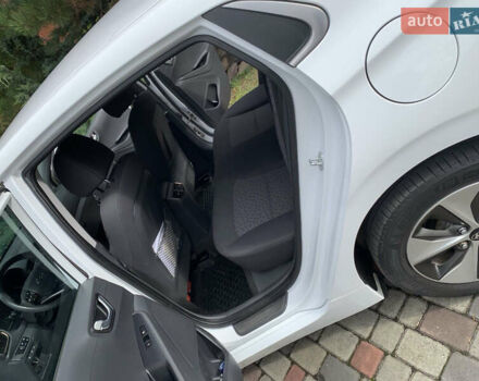 Белый Хендай Ioniq Electric, объемом двигателя 0 л и пробегом 60 тыс. км за 18000 $, фото 20 на Automoto.ua