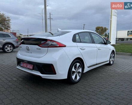 Белый Хендай Ioniq Electric, объемом двигателя 0 л и пробегом 108 тыс. км за 11900 $, фото 4 на Automoto.ua