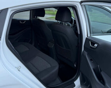 Белый Хендай Ioniq Electric, объемом двигателя 0 л и пробегом 108 тыс. км за 11900 $, фото 10 на Automoto.ua