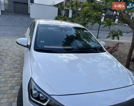 Білий Хендай Ioniq Electric, об'ємом двигуна 0 л та пробігом 77 тис. км за 12800 $, фото 2 на Automoto.ua