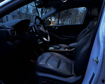 Білий Хендай Ioniq Electric, об'ємом двигуна 0 л та пробігом 116 тис. км за 13999 $, фото 2 на Automoto.ua