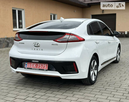 Белый Хендай Ioniq Electric, объемом двигателя 0 л и пробегом 120 тыс. км за 13850 $, фото 3 на Automoto.ua