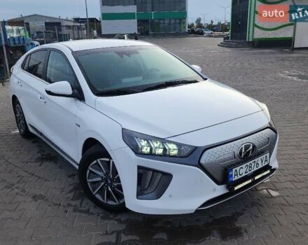 Хендай Ioniq Electric 2019 у Нововолинськ на Automoto.ua Білий Хендай Ioniq Electric, об'ємом двигуна 0 л та пробігом 103 тис. км за 15700 $, фото 1 на Automoto.ua
