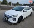 Хендай Ioniq Electric 2019 у Нововолинськ на Automoto.ua Білий Хендай Ioniq Electric, об'ємом двигуна 0 л та пробігом 103 тис. км за 15700 $, фото 1 на Automoto.ua