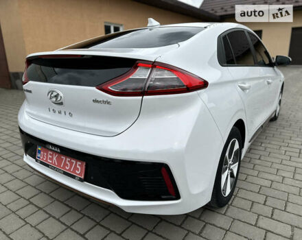 Белый Хендай Ioniq Electric, объемом двигателя 0 л и пробегом 120 тыс. км за 13850 $, фото 4 на Automoto.ua