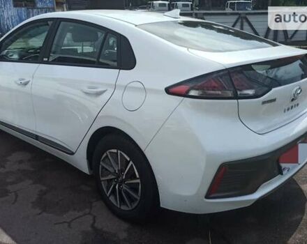 Белый Хендай Ioniq Electric, объемом двигателя 0 л и пробегом 30 тыс. км за 23900 $, фото 2 на Automoto.ua