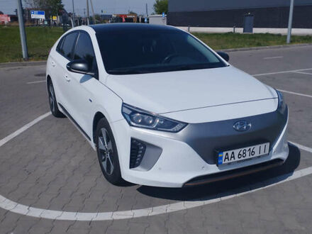 Хендай Ioniq Electric 2019 у Києві на Automoto.ua Білий Хендай Ioniq Electric, об'ємом двигуна 0 л та пробігом 149 тис. км за 14972 $, фото 1 на Automoto.ua