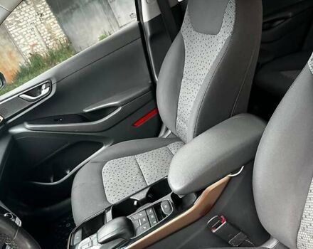 Черный Хендай Ioniq Electric, объемом двигателя 0 л и пробегом 140 тыс. км за 13500 $, фото 6 на Automoto.ua