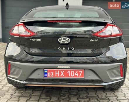 Черный Хендай Ioniq Electric, объемом двигателя 0 л и пробегом 93 тыс. км за 12500 $, фото 2 на Automoto.ua