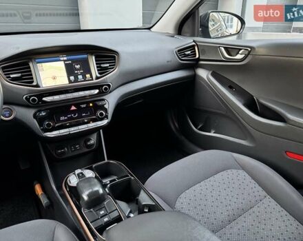 Черный Хендай Ioniq Electric, объемом двигателя 0 л и пробегом 93 тыс. км за 12500 $, фото 45 на Automoto.ua