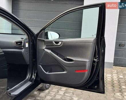 Черный Хендай Ioniq Electric, объемом двигателя 0 л и пробегом 93 тыс. км за 12500 $, фото 49 на Automoto.ua