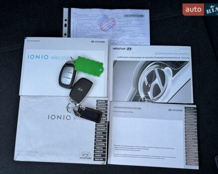 Черный Хендай Ioniq Electric, объемом двигателя 0 л и пробегом 93 тыс. км за 12500 $, фото 80 на Automoto.ua