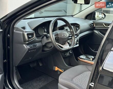 Черный Хендай Ioniq Electric, объемом двигателя 0 л и пробегом 93 тыс. км за 12500 $, фото 26 на Automoto.ua