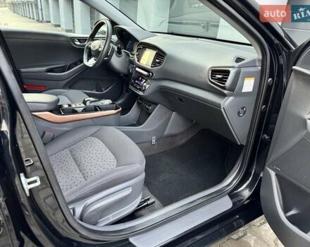 Черный Хендай Ioniq Electric, объемом двигателя 0 л и пробегом 93 тыс. км за 12500 $, фото 48 на Automoto.ua