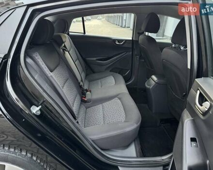 Черный Хендай Ioniq Electric, объемом двигателя 0 л и пробегом 93 тыс. км за 12500 $, фото 52 на Automoto.ua