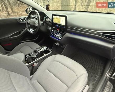 Черный Хендай Ioniq Electric, объемом двигателя 0 л и пробегом 50 тыс. км за 16999 $, фото 25 на Automoto.ua