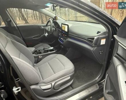 Черный Хендай Ioniq Electric, объемом двигателя 0 л и пробегом 50 тыс. км за 16999 $, фото 26 на Automoto.ua