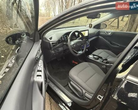 Черный Хендай Ioniq Electric, объемом двигателя 0 л и пробегом 50 тыс. км за 16999 $, фото 20 на Automoto.ua