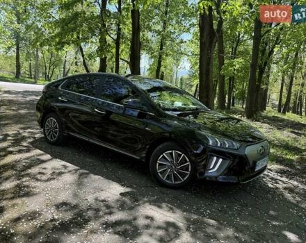 Черный Хендай Ioniq Electric, объемом двигателя 0 л и пробегом 50 тыс. км за 16999 $, фото 5 на Automoto.ua