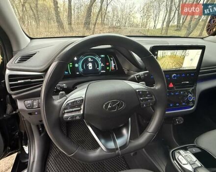 Черный Хендай Ioniq Electric, объемом двигателя 0 л и пробегом 50 тыс. км за 16999 $, фото 22 на Automoto.ua