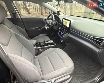 Черный Хендай Ioniq Electric, объемом двигателя 0 л и пробегом 50 тыс. км за 16999 $, фото 24 на Automoto.ua