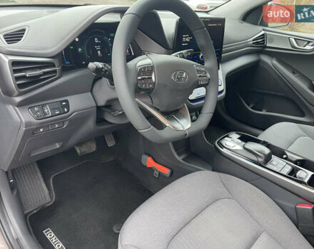 Коричневый Хендай Ioniq Electric, объемом двигателя 0 л и пробегом 119 тыс. км за 14900 $, фото 18 на Automoto.ua