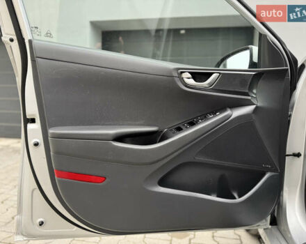 Серый Хендай Ioniq Electric, объемом двигателя 0 л и пробегом 127 тыс. км за 10999 $, фото 59 на Automoto.ua