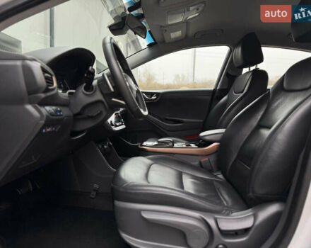 Серый Хендай Ioniq Electric, объемом двигателя 0 л и пробегом 127 тыс. км за 10999 $, фото 62 на Automoto.ua