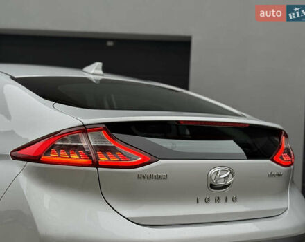 Серый Хендай Ioniq Electric, объемом двигателя 0 л и пробегом 127 тыс. км за 10999 $, фото 30 на Automoto.ua