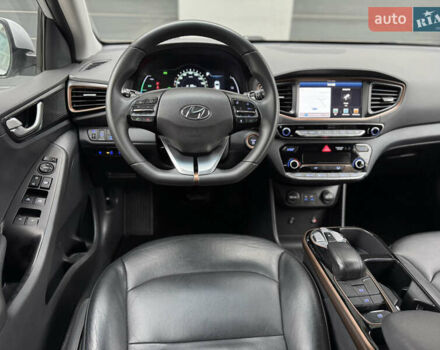 Серый Хендай Ioniq Electric, объемом двигателя 0 л и пробегом 127 тыс. км за 10999 $, фото 4 на Automoto.ua