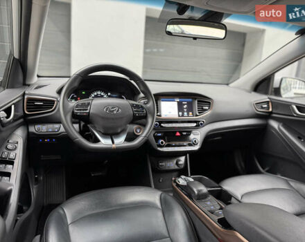Серый Хендай Ioniq Electric, объемом двигателя 0 л и пробегом 127 тыс. км за 10999 $, фото 48 на Automoto.ua