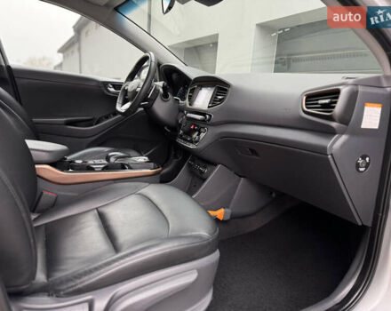 Серый Хендай Ioniq Electric, объемом двигателя 0 л и пробегом 127 тыс. км за 10999 $, фото 54 на Automoto.ua