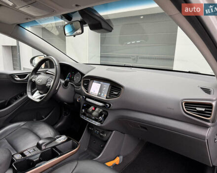 Серый Хендай Ioniq Electric, объемом двигателя 0 л и пробегом 127 тыс. км за 10999 $, фото 53 на Automoto.ua