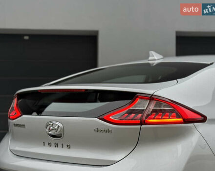 Серый Хендай Ioniq Electric, объемом двигателя 0 л и пробегом 127 тыс. км за 10999 $, фото 26 на Automoto.ua