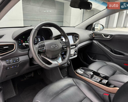 Серый Хендай Ioniq Electric, объемом двигателя 0 л и пробегом 127 тыс. км за 10999 $, фото 60 на Automoto.ua