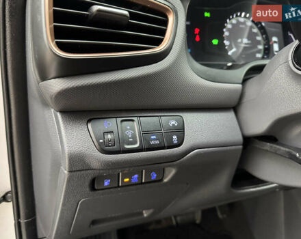 Серый Хендай Ioniq Electric, объемом двигателя 0 л и пробегом 127 тыс. км за 10999 $, фото 63 на Automoto.ua