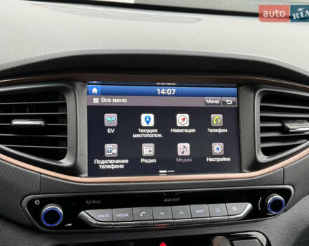 Серый Хендай Ioniq Electric, объемом двигателя 0 л и пробегом 127 тыс. км за 10999 $, фото 69 на Automoto.ua