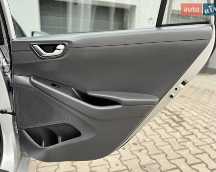 Серый Хендай Ioniq Electric, объемом двигателя 0 л и пробегом 127 тыс. км за 10999 $, фото 55 на Automoto.ua