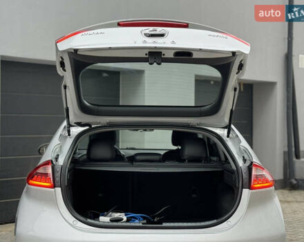 Серый Хендай Ioniq Electric, объемом двигателя 0 л и пробегом 127 тыс. км за 10999 $, фото 44 на Automoto.ua