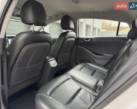 Серый Хендай Ioniq Electric, объемом двигателя 0 л и пробегом 127 тыс. км за 10999 $, фото 58 на Automoto.ua