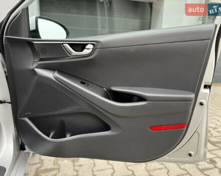 Серый Хендай Ioniq Electric, объемом двигателя 0 л и пробегом 127 тыс. км за 10999 $, фото 50 на Automoto.ua