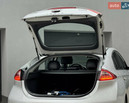 Серый Хендай Ioniq Electric, объемом двигателя 0 л и пробегом 127 тыс. км за 10999 $, фото 46 на Automoto.ua