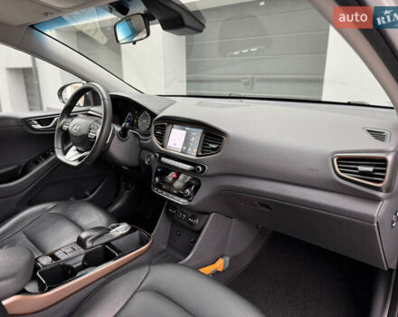 Серый Хендай Ioniq Electric, объемом двигателя 0 л и пробегом 127 тыс. км за 10999 $, фото 52 на Automoto.ua