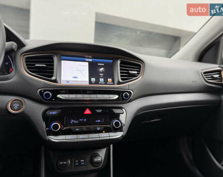 Серый Хендай Ioniq Electric, объемом двигателя 0 л и пробегом 127 тыс. км за 10999 $, фото 64 на Automoto.ua