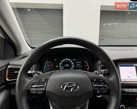 Серый Хендай Ioniq Electric, объемом двигателя 0 л и пробегом 127 тыс. км за 10999 $, фото 65 на Automoto.ua