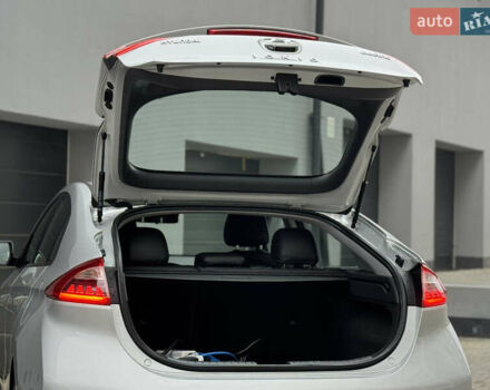 Серый Хендай Ioniq Electric, объемом двигателя 0 л и пробегом 127 тыс. км за 10999 $, фото 45 на Automoto.ua