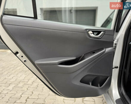 Серый Хендай Ioniq Electric, объемом двигателя 0 л и пробегом 127 тыс. км за 10999 $, фото 57 на Automoto.ua